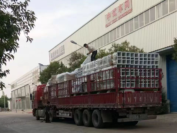日產(chǎn)300噸<a href=http://www.171km.com/product/ target=_blank class=infotextkey>玉米深加工設(shè)備</a>發(fā)貨現(xiàn)場